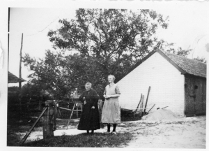 F46 Gerritje en Mina Borgman op t Spieker ca 1940